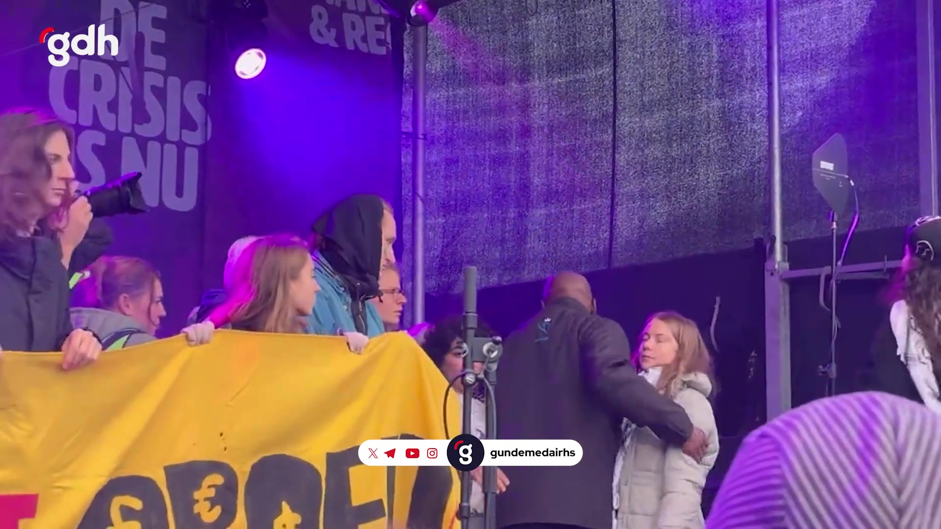 Greta Thunberg, Amsterdam'da iklim adaleti için sahneye davet etti