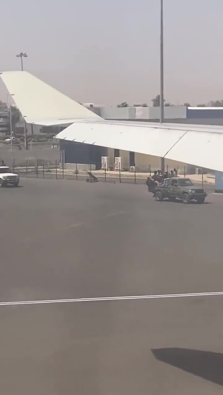 Hartum'da askeri güçler havalimanına girdi, uçuşlar durdu