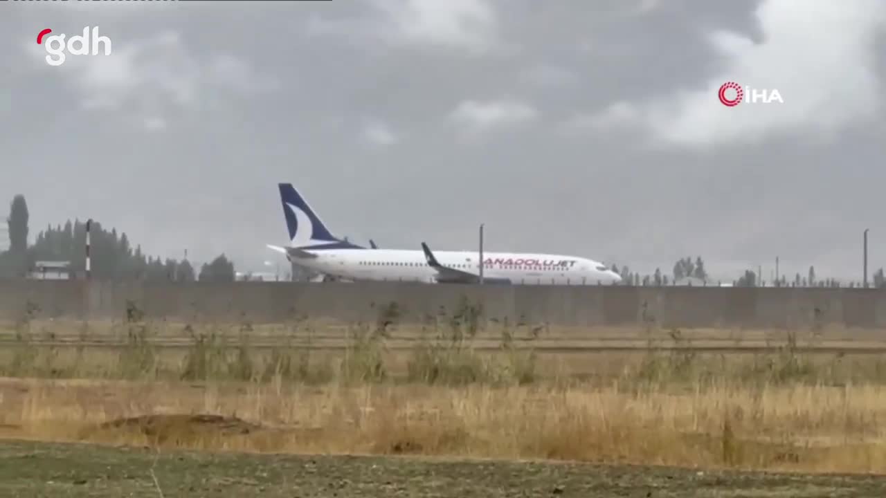AJet uçağı Yüksekova'da pistten çıktı, olumsuz hava şartları nedeniyle