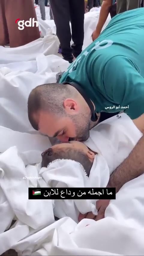 Gazze'de bir babanın şehit evladı ile vedalaşma anı