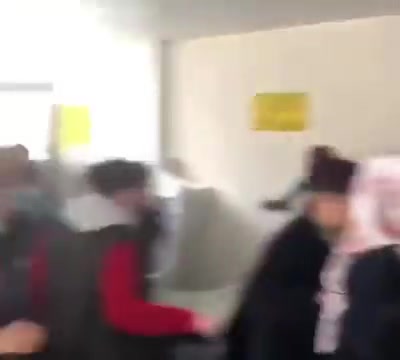 İzmir'de halı indiriminde izdiham: 2 kadın hastanelik oldu
