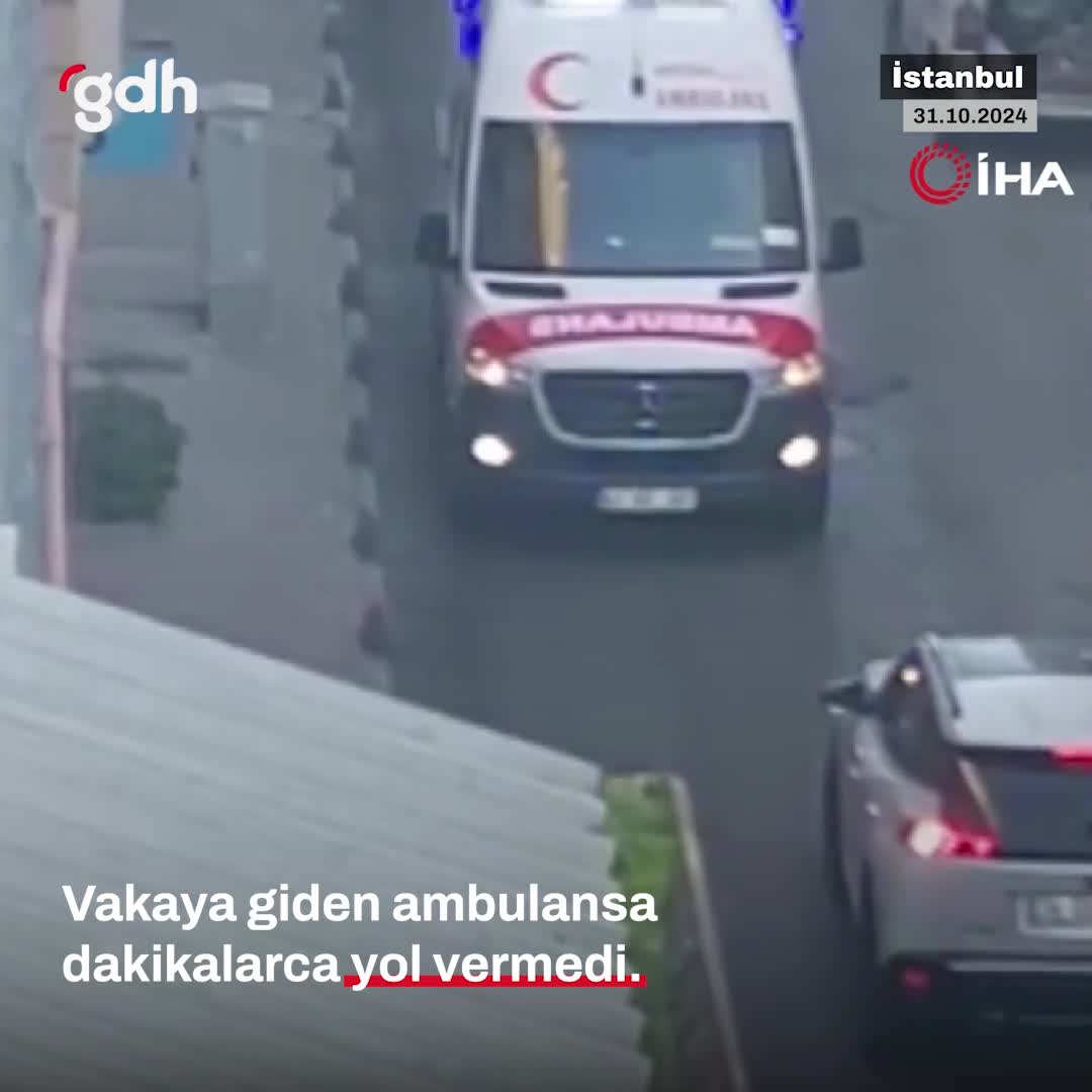 Küçükçekmece'de sürücü, ambulansa yol vermedi!