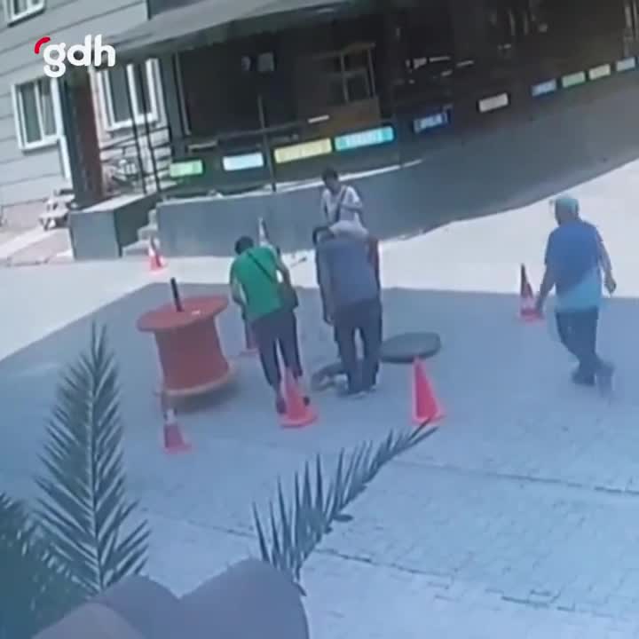 Samsun'da engelli çift rögara düştü, alt yapı çalışması sırasında