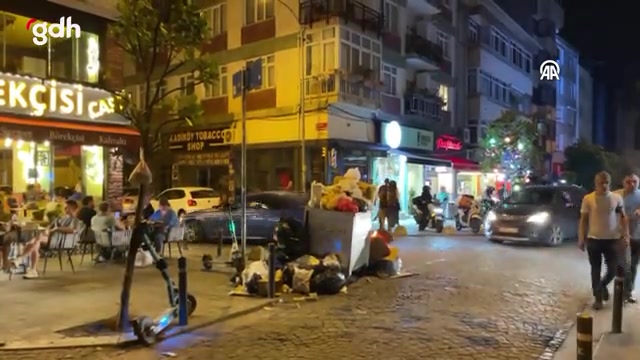 Kadıköy'deki metro istasyonlarındaki birikmiş çöpler kötü kokuyor