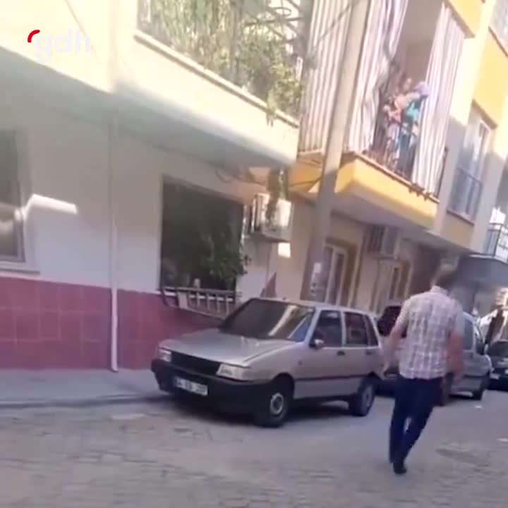 Manisa'da seyyar satıcı, ürünlerine el konulunca isyan etti!