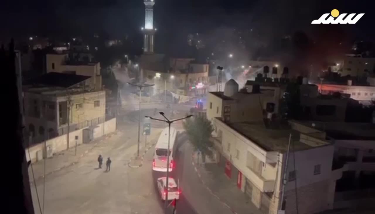 İsrail, Beitunya'da baskın yapıp vatandaşlara gaz bombası atıyor