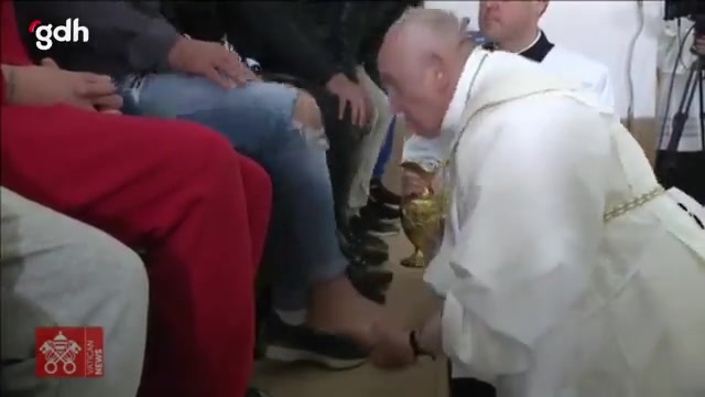 Papa Francis, Paskalya'da 12 genç mahkumun ayaklarını yıkadı