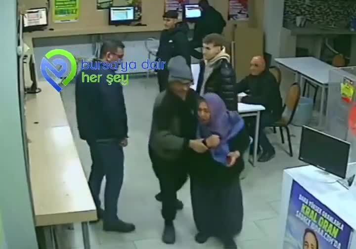 Bursa'da bir kadın, bayide iddia oynayan kocasını dövdü