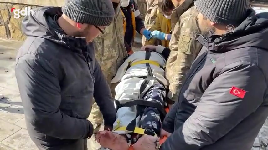 Antakya'da yıkılan enkazdan 30 saat sonra 2 kadın kurtarıldı