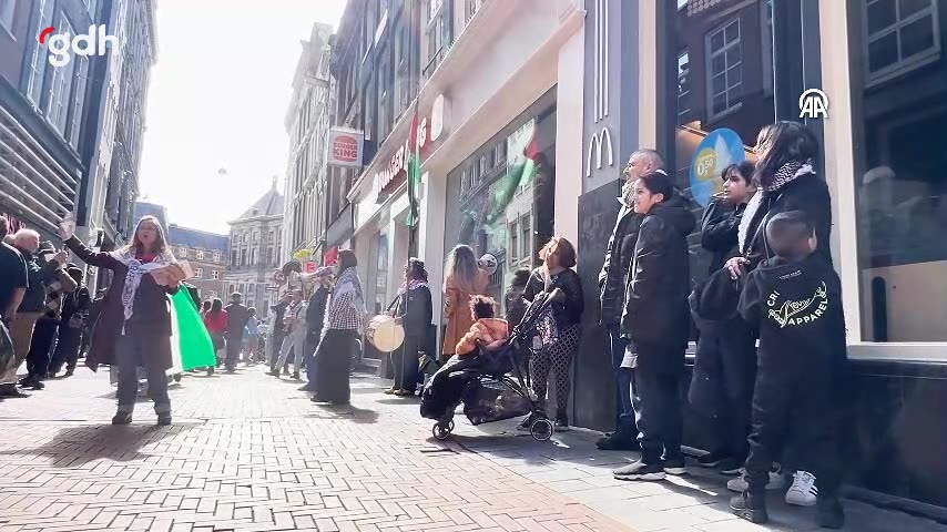 Amsterdam'da Burger King önünde Gazze'ye tepki gösteren protesto