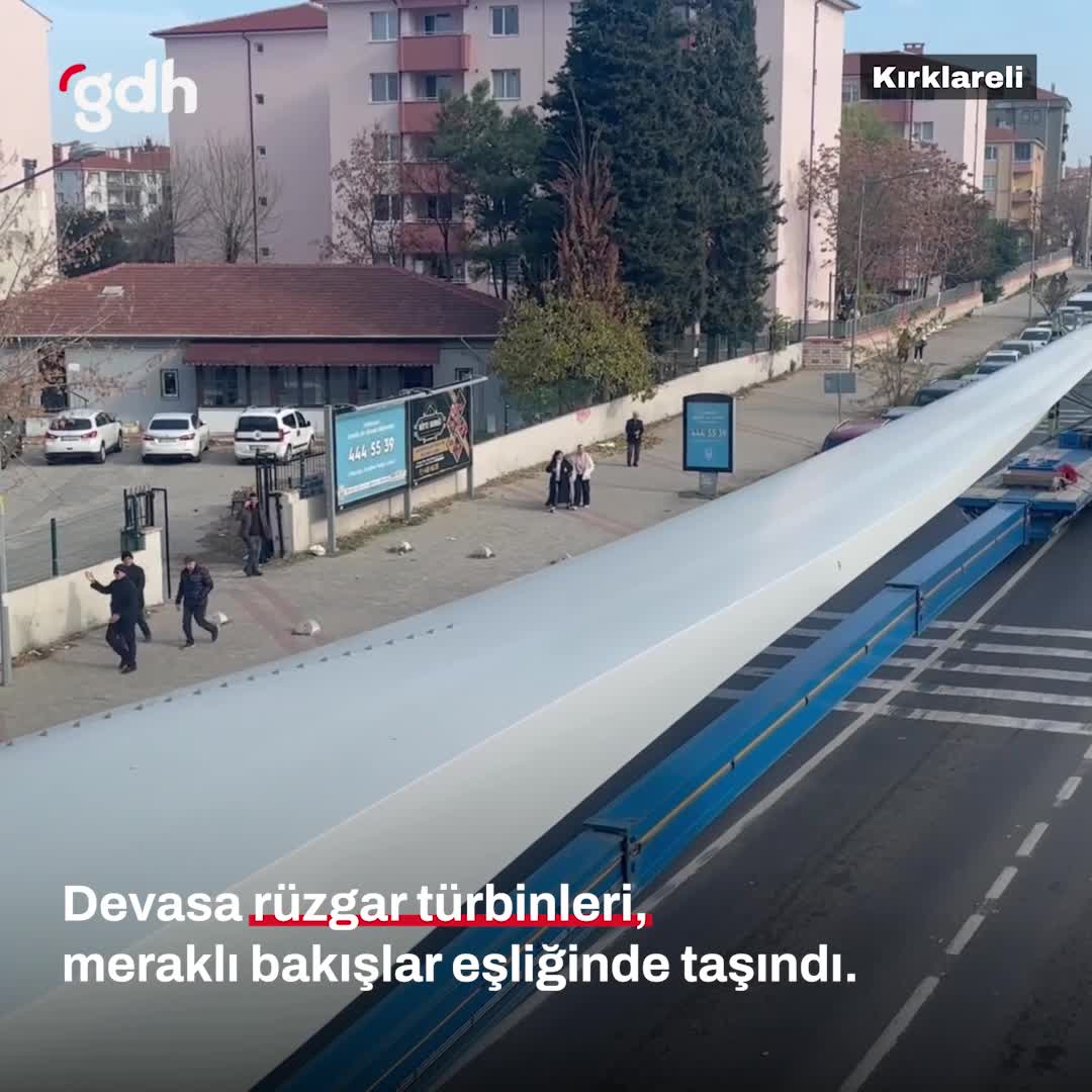 Kırklareli'de dev rüzgar türbinleri merakla taşındı
