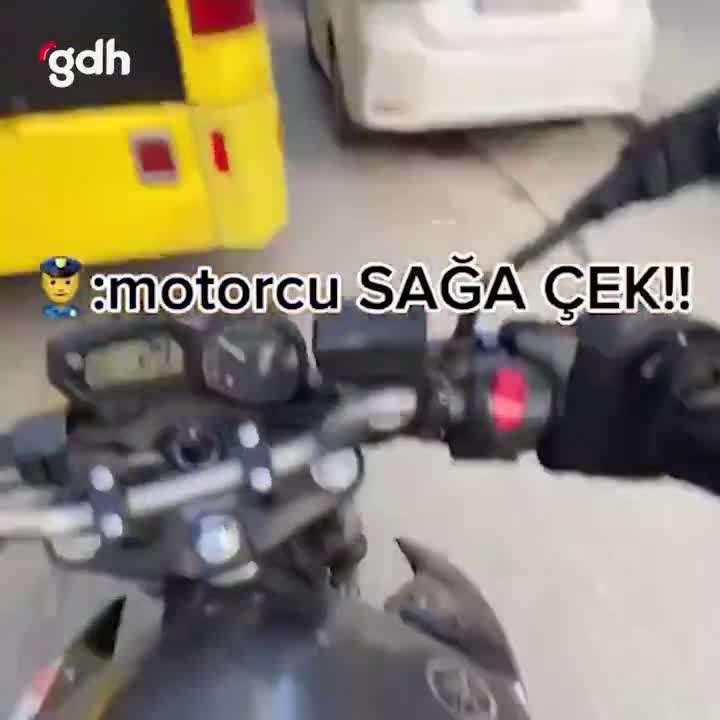 İstanbul'da motosikletli sürücü polisten kaçtı, anları paylaştı
