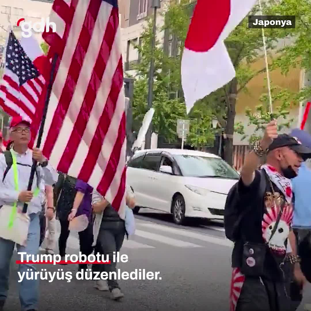 Japonya'da ABD bayraklı ve Trump robotlu yürüyüş düzenlendi