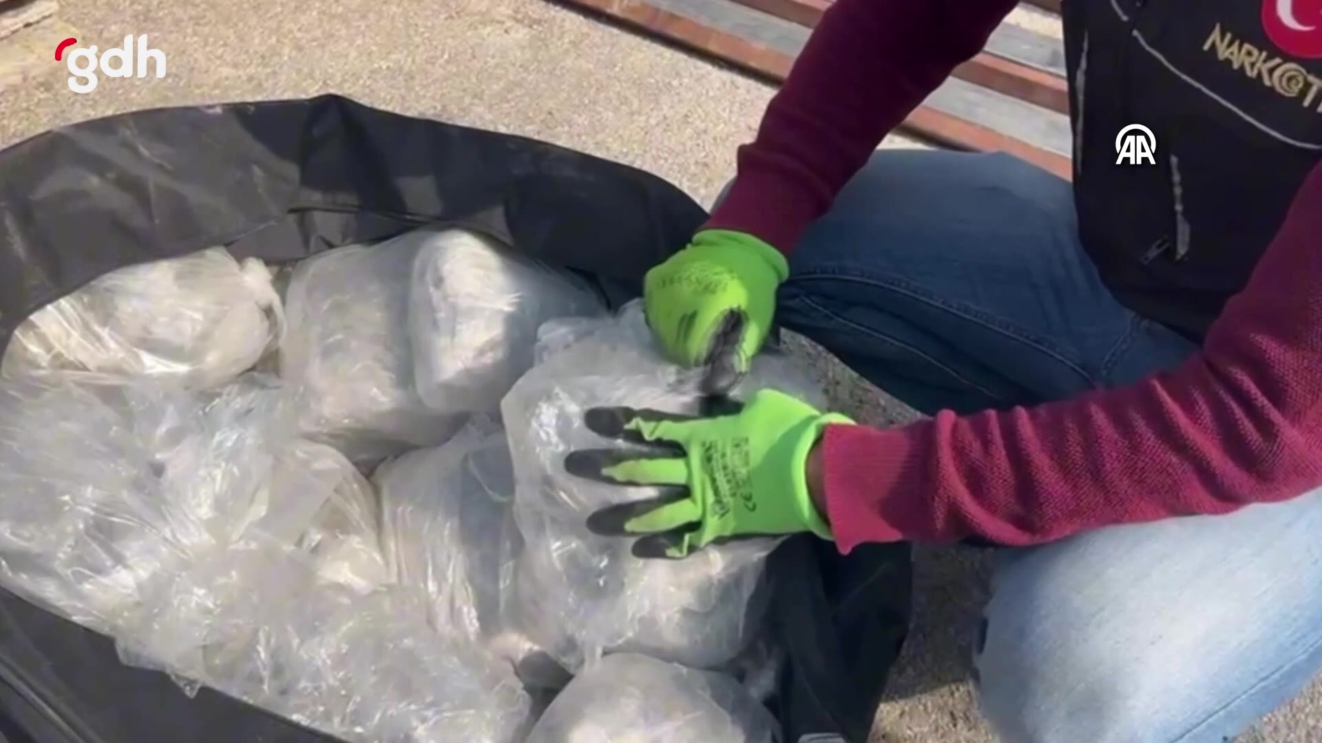 Adana'da ahşap yüklü tırda 100,7 kg esrar bulundu