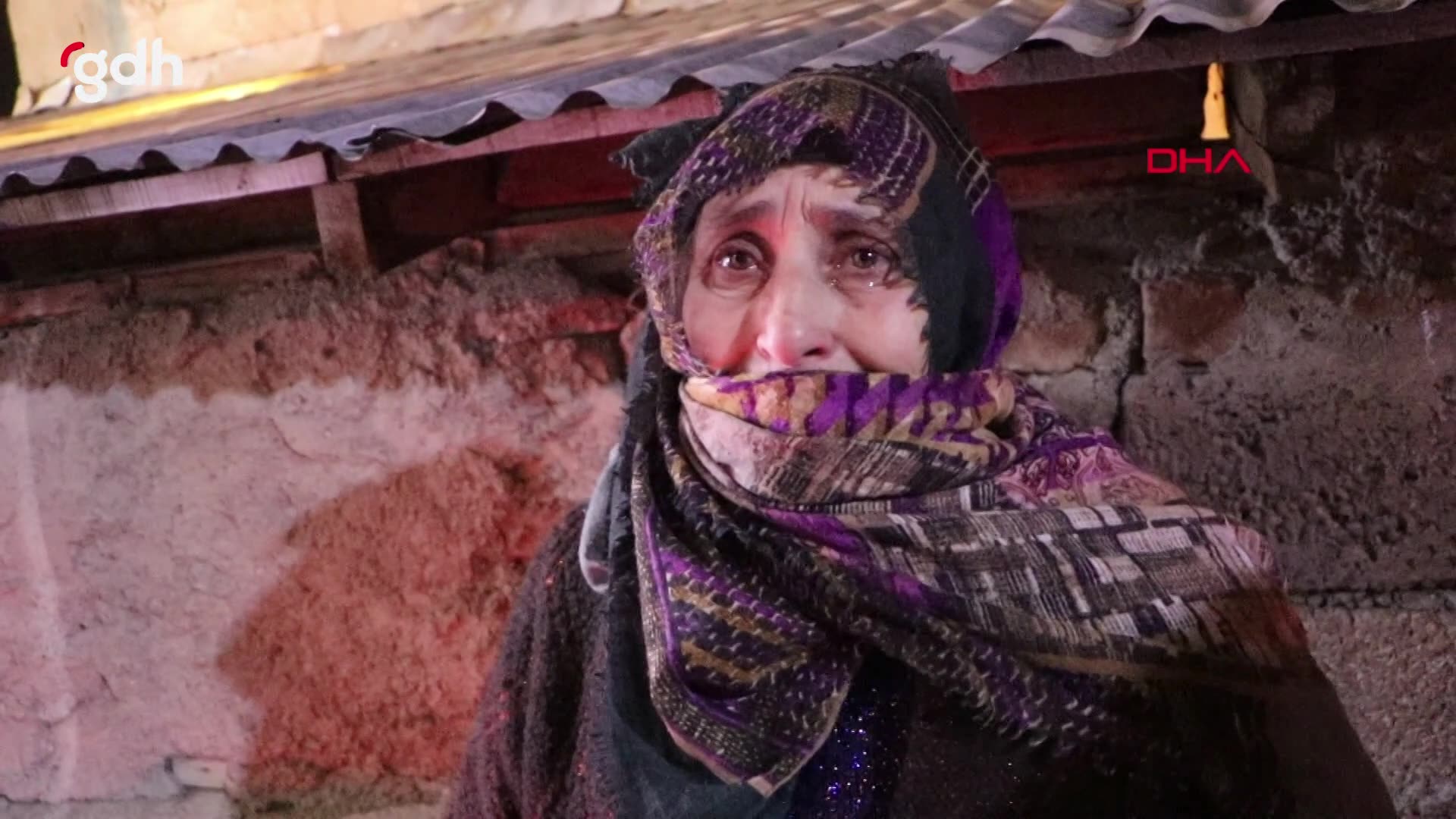 Erzurum'da 72 yaşındaki Hediye Acar, tavuklarının yangında telef olmasına ağladı