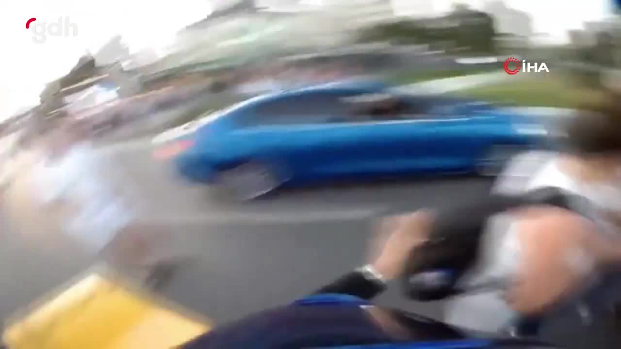 Kadıköy'de kırmızı ışıkta karşıdan geçen kadına motosiklet çarptı