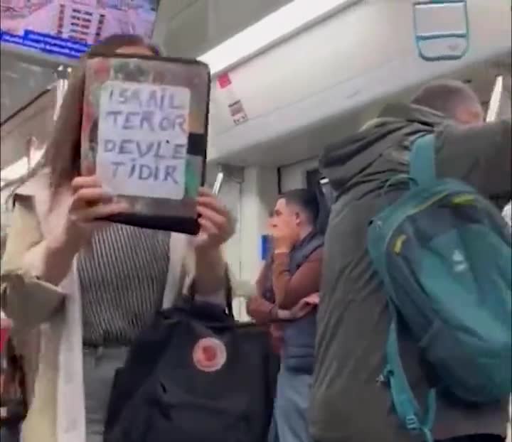 Marmaray'da kadın, "İsrail terör devletidir" pankartı taşıdı