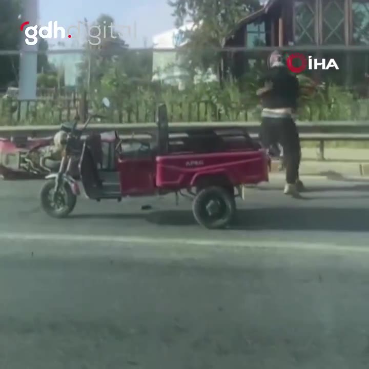 Alanya'da İki Kişi Yol Ortasında Tekme Tokat Kavga Etti