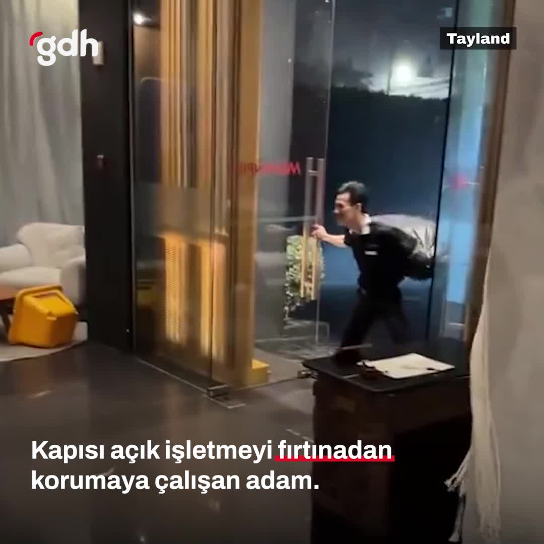Tayland’da bir adam fırtına sırasında işletmesini korudu