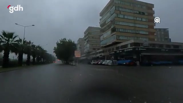 Samsun'da sağanak yağmur yolları su bastı, ağaçlar devrildi