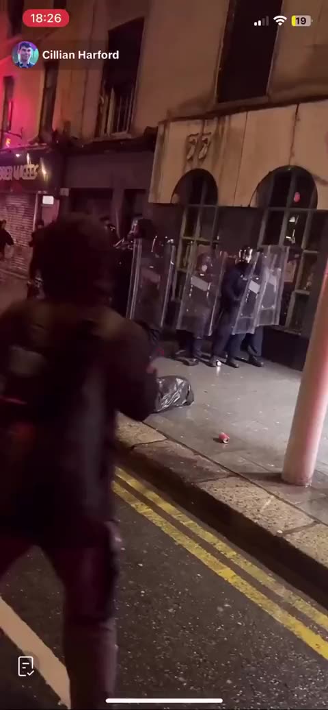 Dublin'deki çocuk yaralanmaları protesto, göçmen karşıtı eyleme döndü