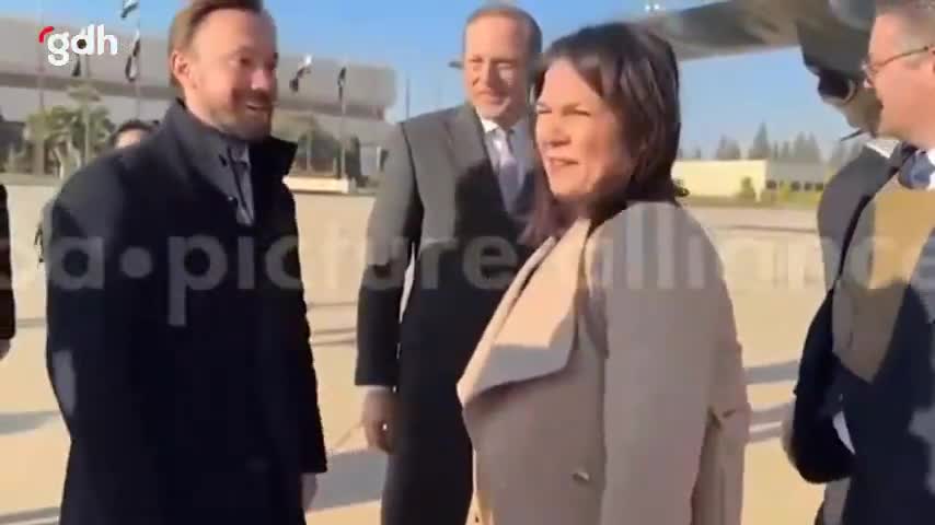 Baerbock, Şam'a kurşun geçirmez yelekle gitti