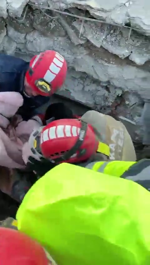 Ankara İtfaiyesi 52 saat sonra kişiyi enkazdan kurtardı