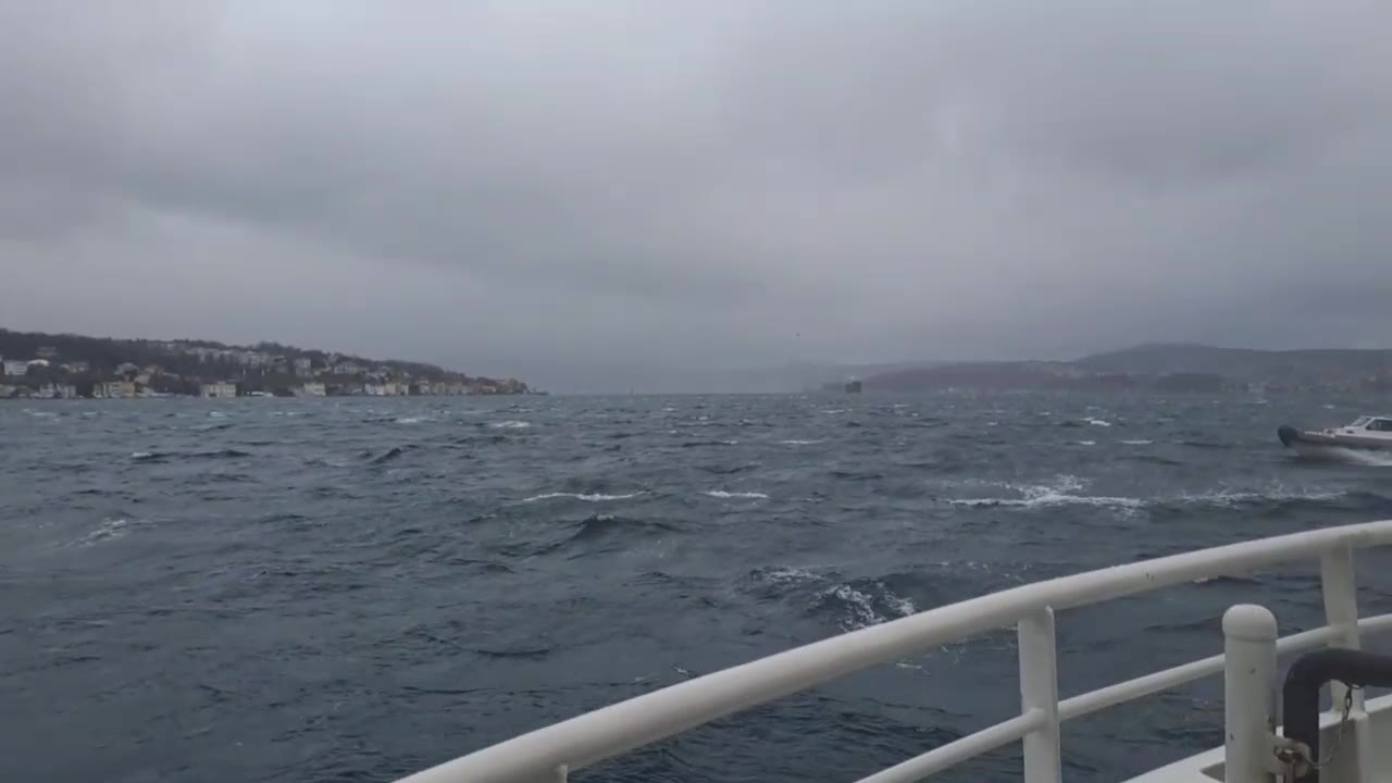 Boğaz'daki fırtına deniz trafiğini olumsuz etkiliyor