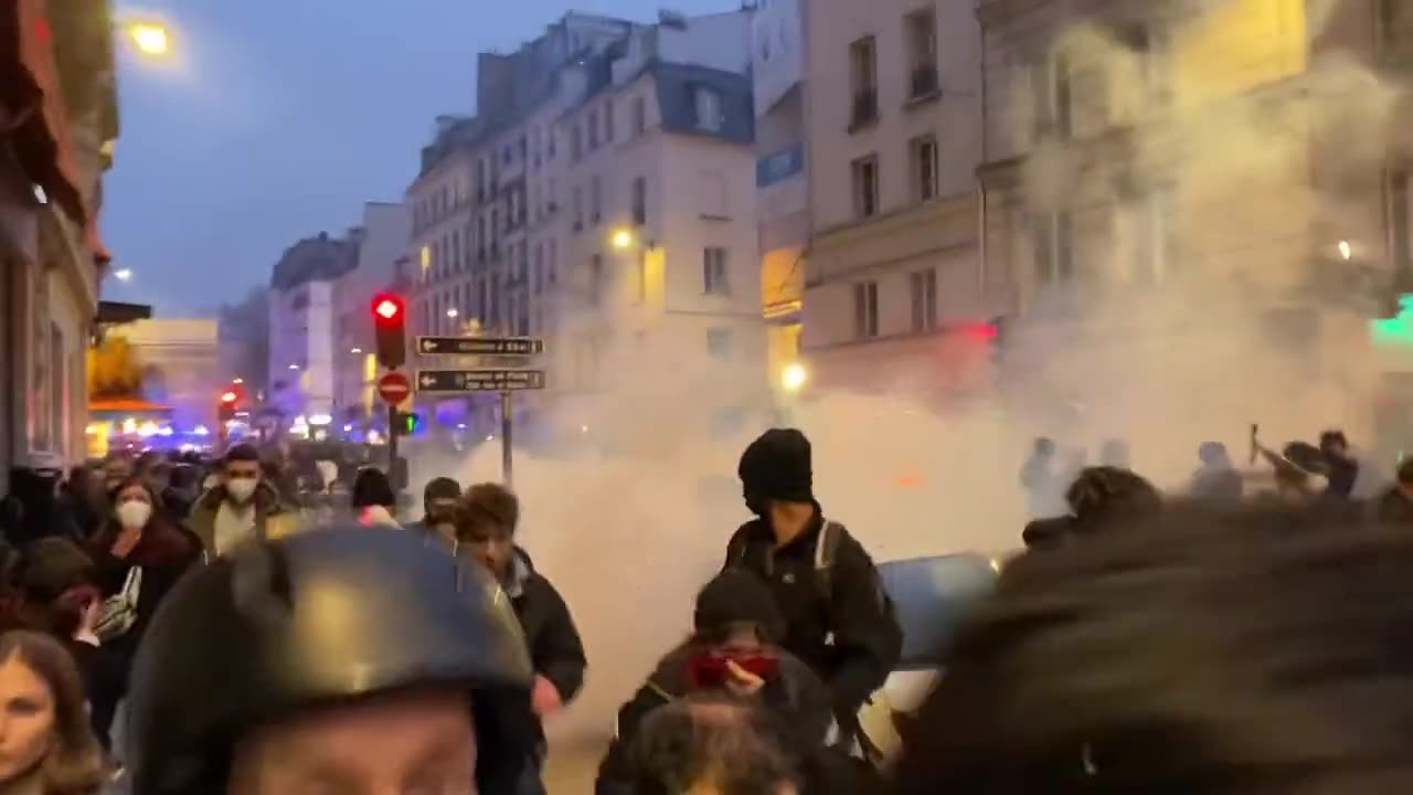 Macron'un konuşmasından sonra emeklilik reformu protestoları yeniden başladı