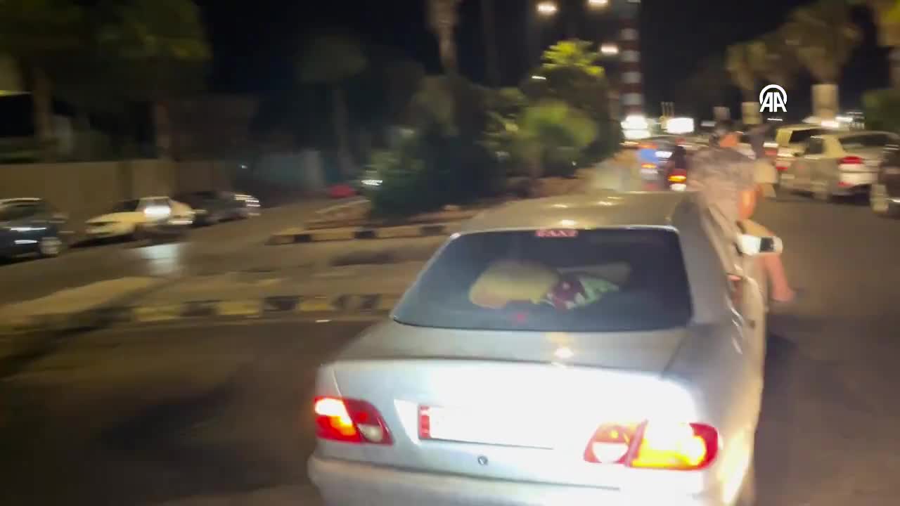 Dahiye'den göç eden Lübnanlılar Beyrut sokaklarında geziyor