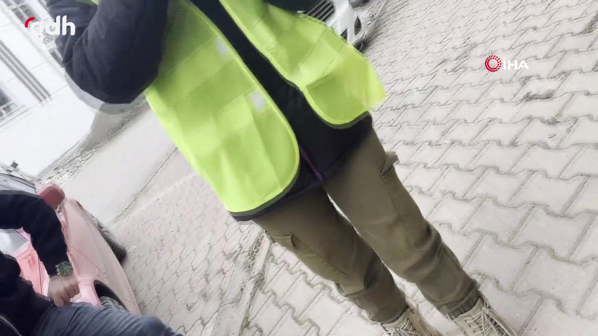 Sivas'ta muhtar köpekler için barınak sağladı, hayvanseverler tepki gösterdi