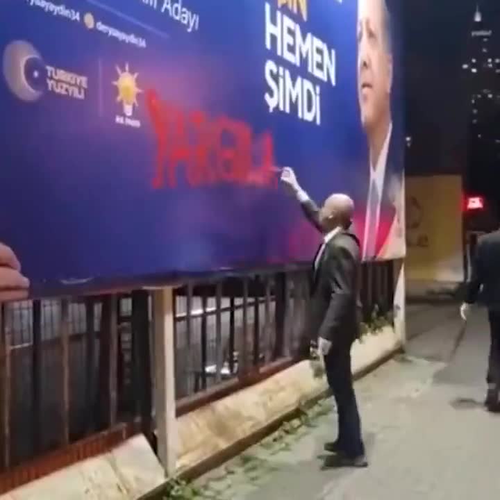Ahmet Şık, AK Parti bilboardlarına “Yargılanacaksınız” yazdı