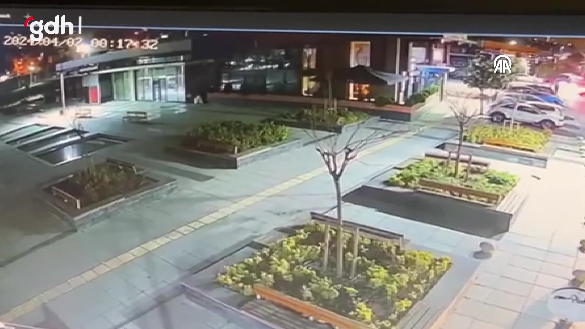 Başakşehir'de motosikletli iki kişi el bombası atıp kaçtı