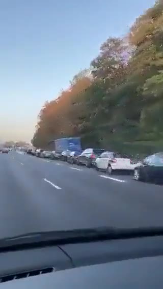 Fransa'da benzin kuyruğu: Üç rafineri grev nedeniyle kapalı
