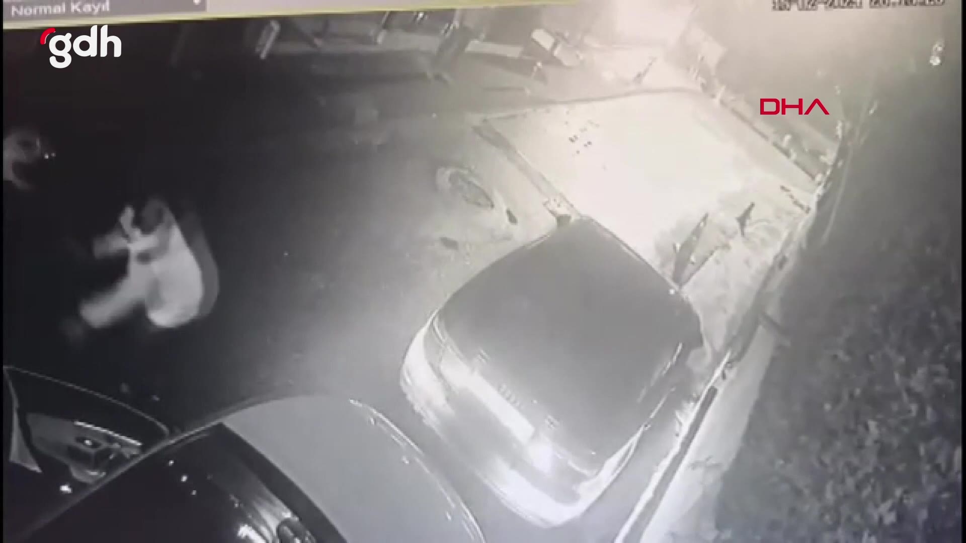 Kafede aracını çalmaya çalışan şüpheliye silah tehdidi