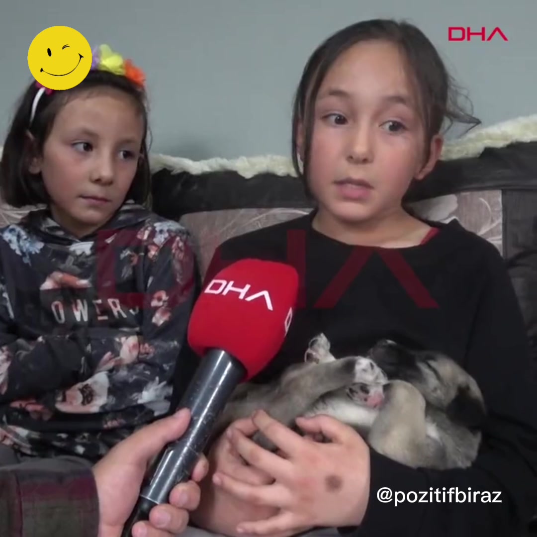 İkiz kardeşler, inek otlarken buldukları köpeğe sahip çıktı