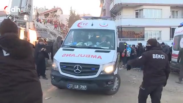 Gaziantep'te depremden 76 saat sonra 3 kişi sağ çıkarıldı