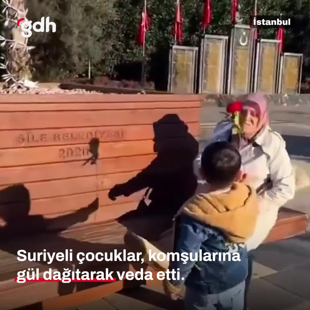 İstanbul'da Suriyeli çocuklar, gül dağıtarak veda etti