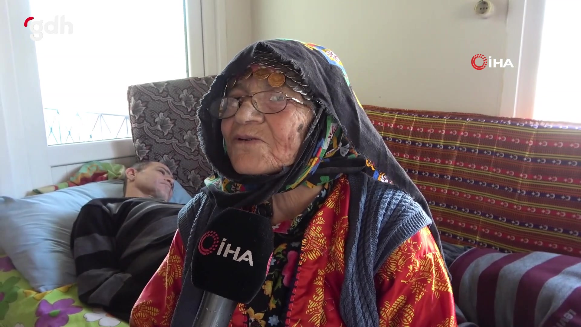 93 yaşındaki Gülsüm, engelli çocuklarına bebek gibi bakıyor