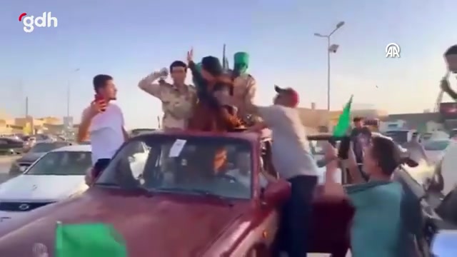 Beni Velid'de Kaddafi'ye benzeyen kişi sokaklarda gezdi