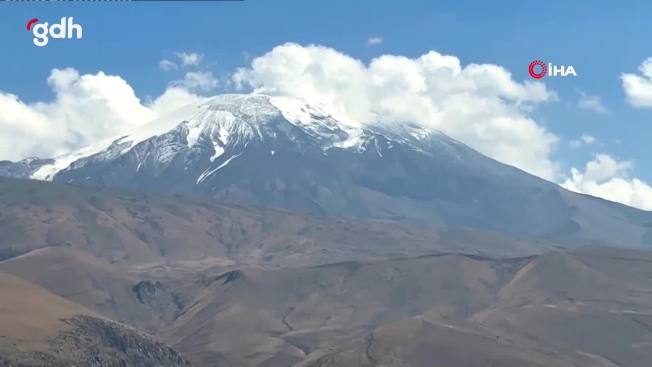 Ağrı Dağı'na yaz sonrası ilk kar düştü: 5,137 m yüksekliğinde