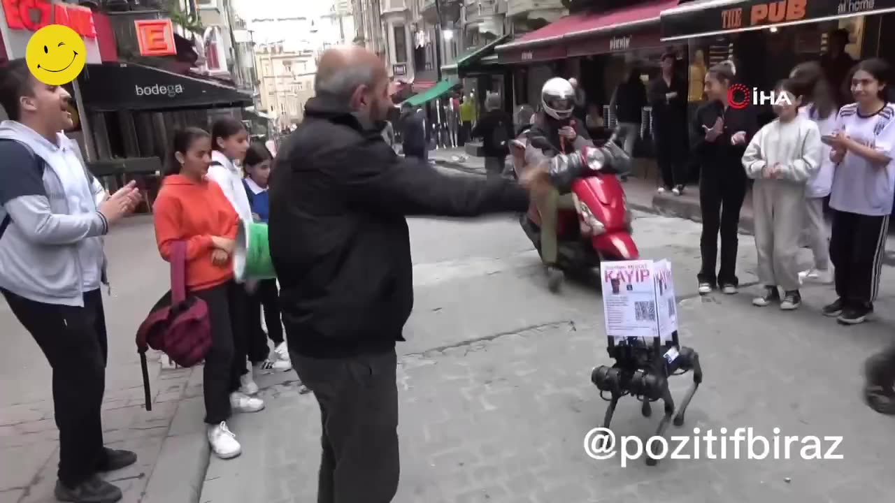 Taksim'de dans eden Jidoka Dog robot köpeğe büyük ilgi!