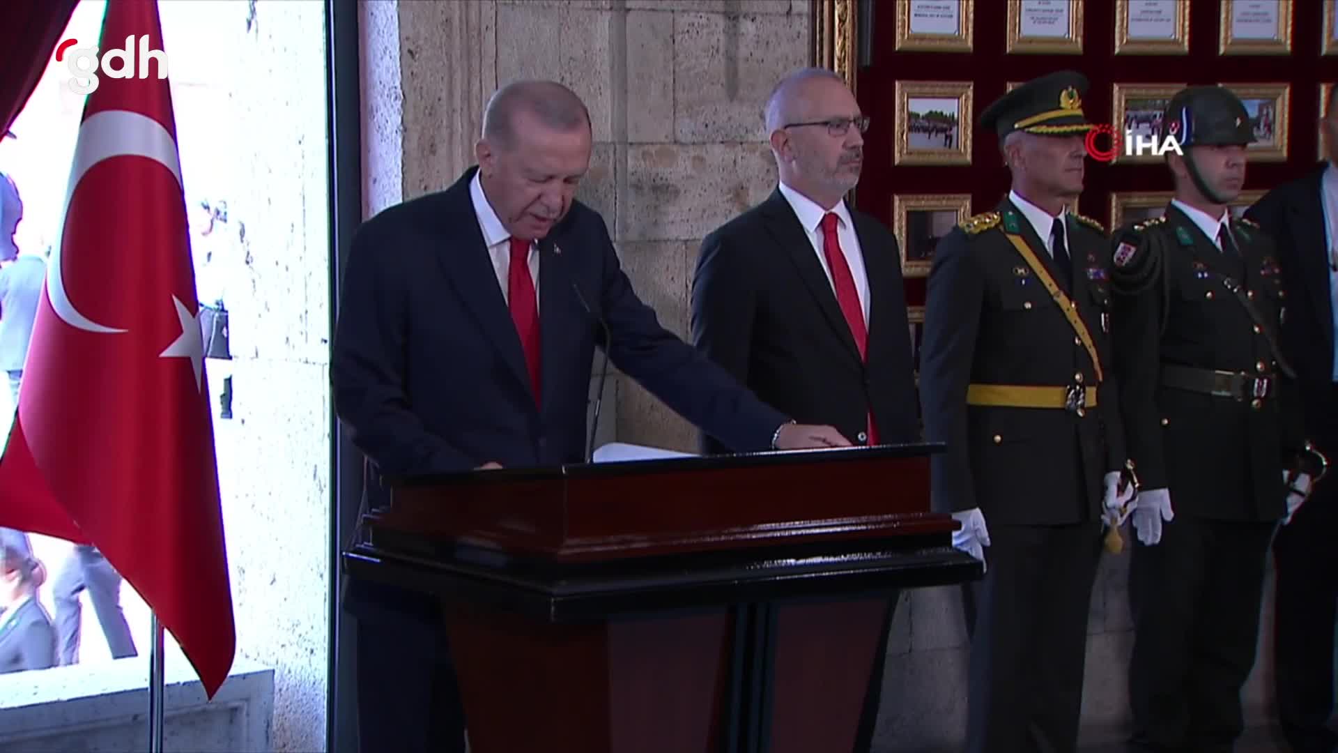 Erdoğan, Anıtkabir Defteri'ni imzaladı: Bağımsızlığın 102. yılı