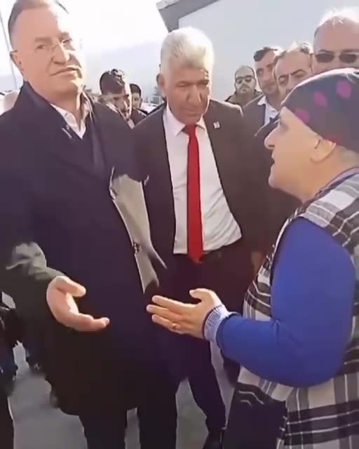 Lütfü Savaş, depremzede kadından tepki görünce uzaklaştı