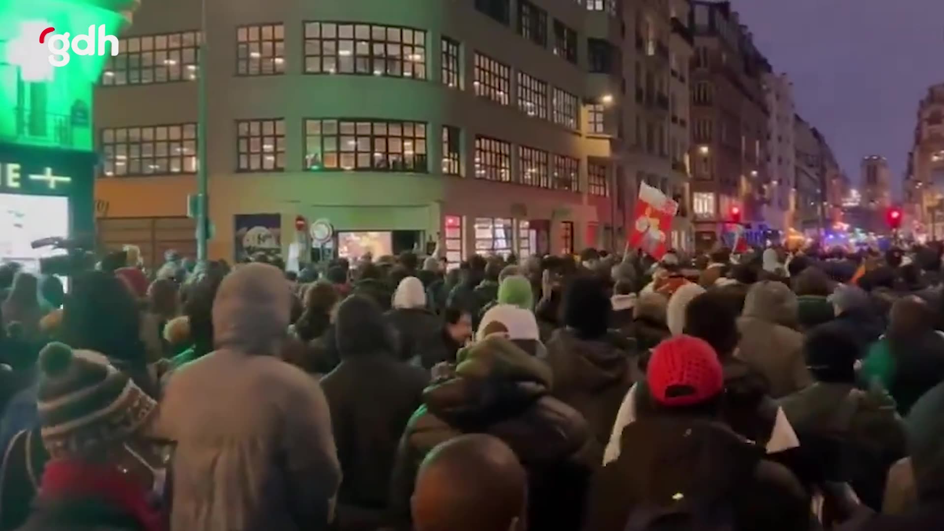 Paris'te binlerce kişi göçmen yasasını protesto etti