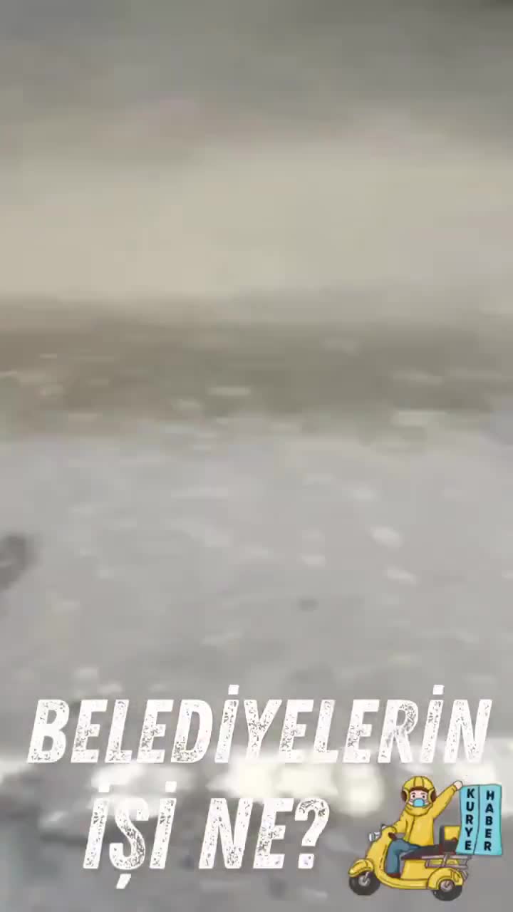 Bornova'da kurye, su dolu çukura düşerek yaralandı