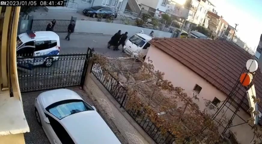Antalya'da polisler kavga ihbarında saldırıya uğradı, bir bıçaklandı