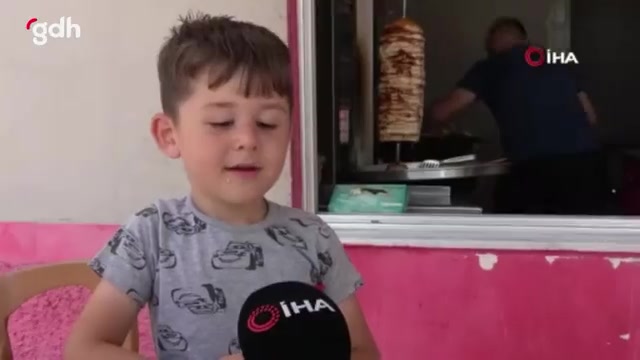 Adana'da dönercideki çocuk, sıcaktan buzdolabında serinledi