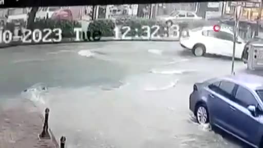 Tekirdağ'da yağmurda fırlayan rögar kapağı otomobili savurdu