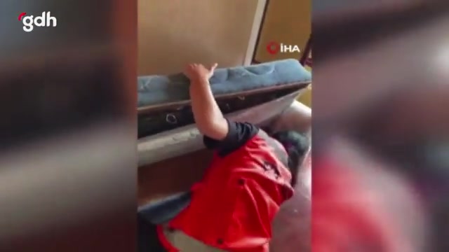 Ağır hasarlı binanın 14'üncü katından düşen kedinin ölümü
